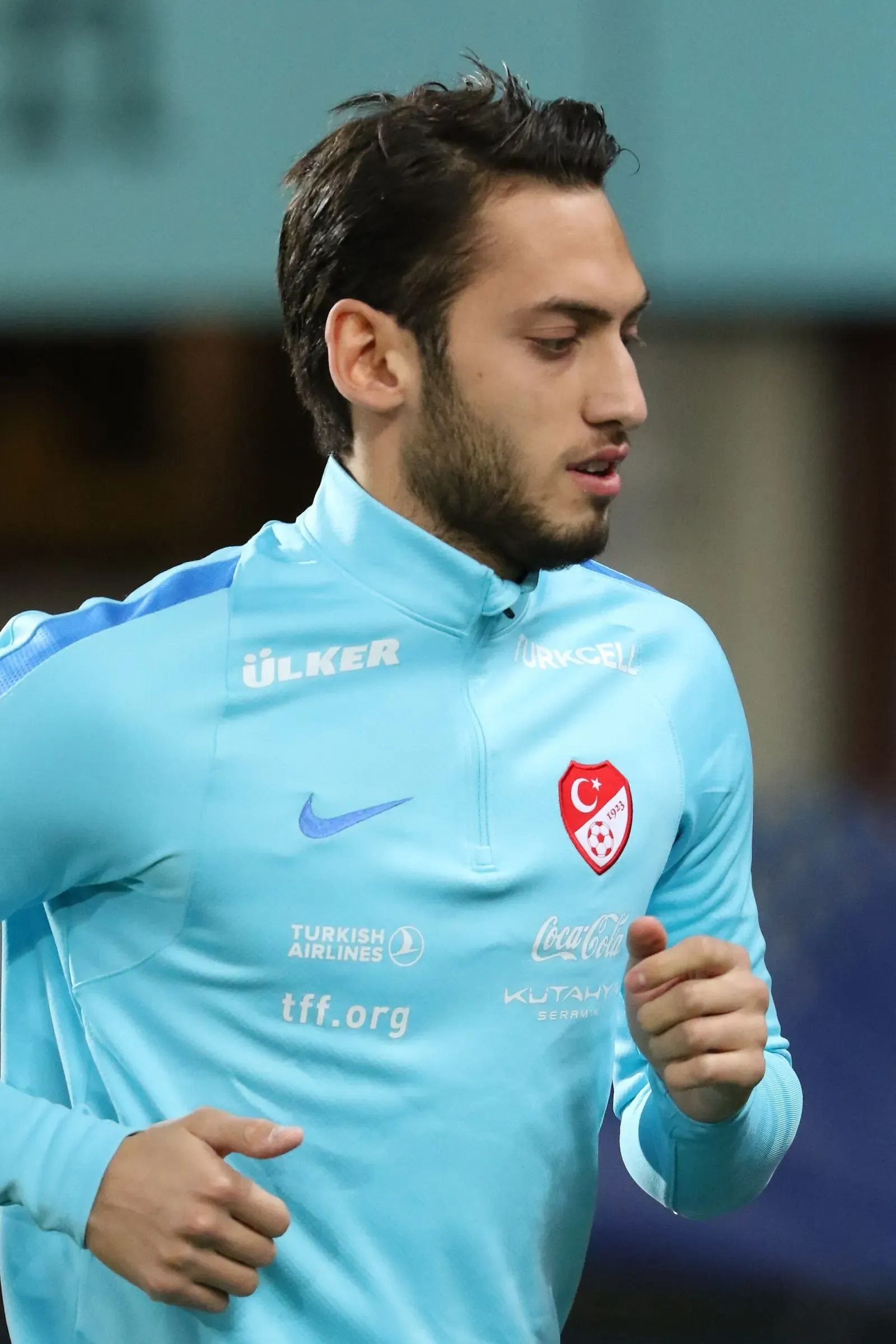 Hakan Çalhanoğlu durante una sessione di riscaldamento con la nazionale turca