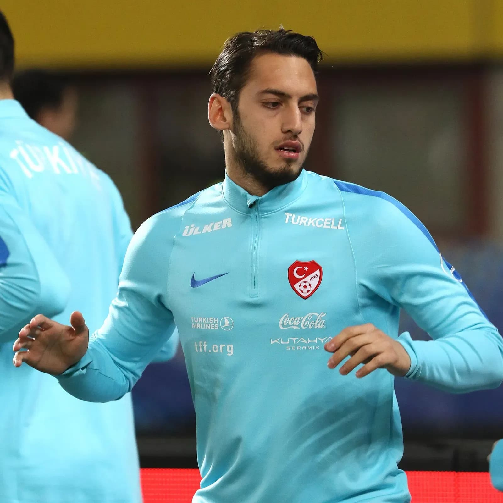 Hakan Çalhanoğlu con la maglia della Nazionale turca