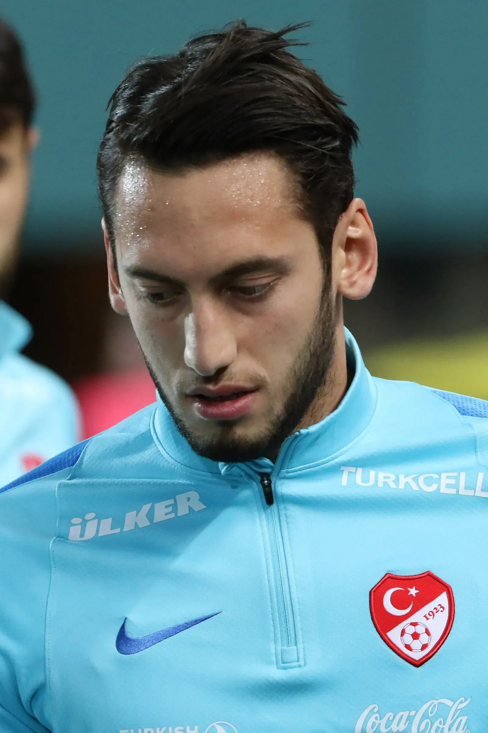 Hakan Çalhanoğlu con la tuta della nazionale turca