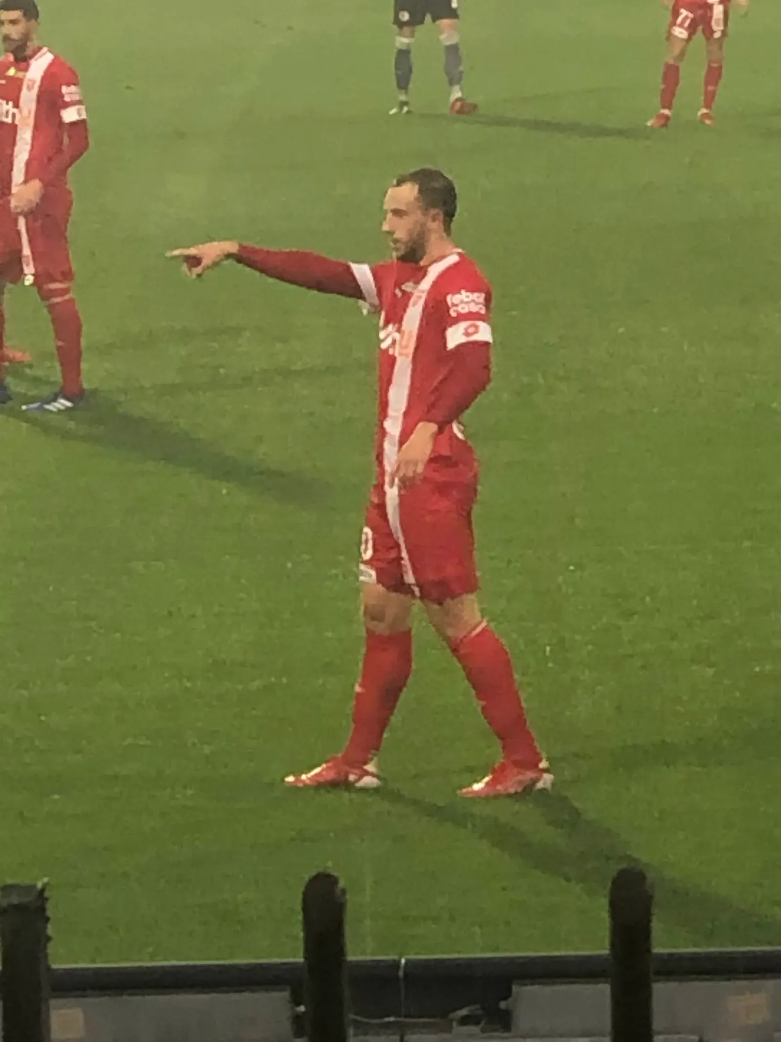 Carlos Augusto in campo con la maglia del Monza mentre indica una direzione con il braccio