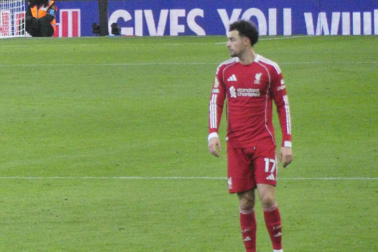 Curtis Jones in campo con la maglia del Liverpool