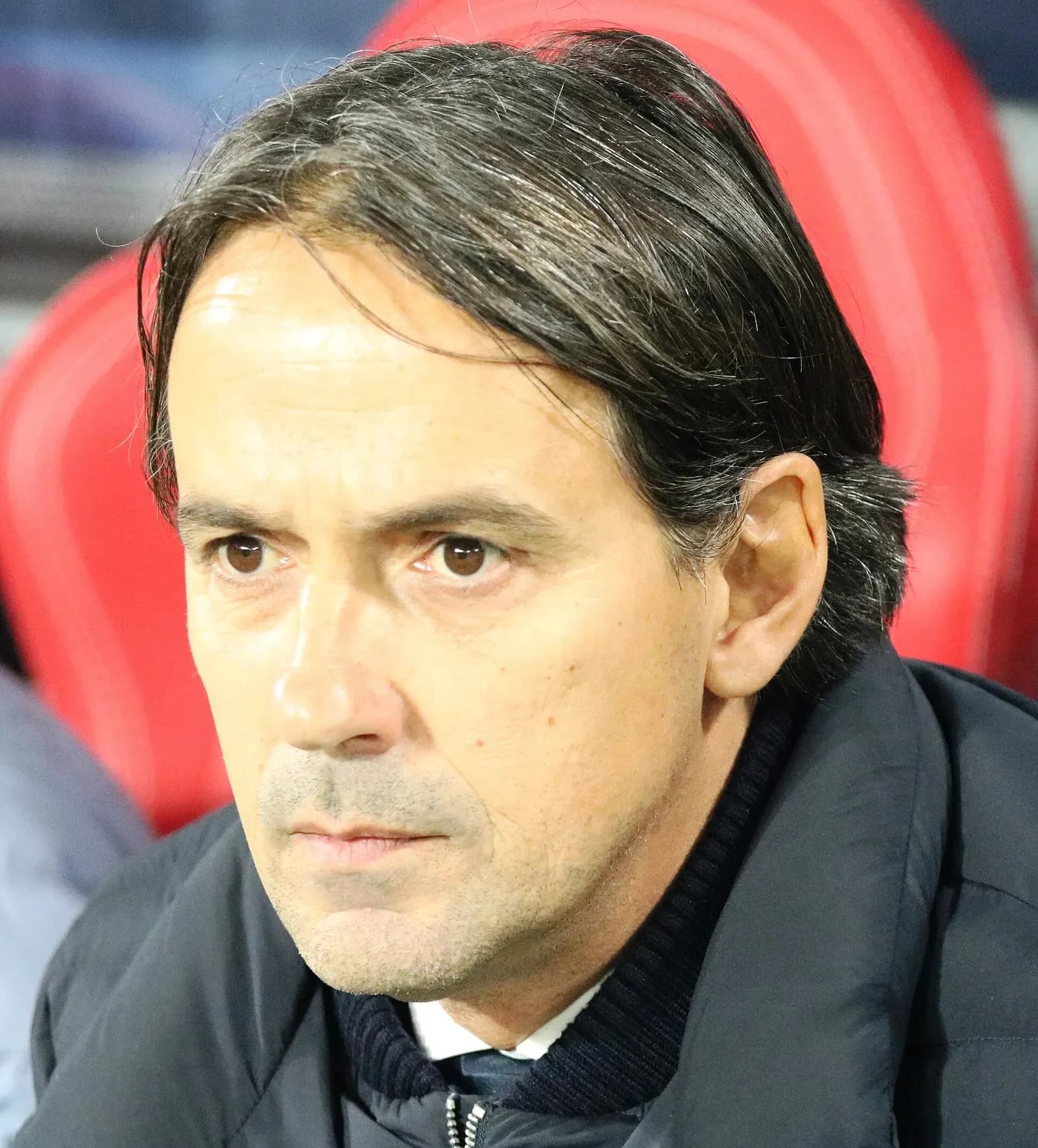 Primo piano di Simone Inzaghi in panchina durante una partita dell'Inter in Champions League