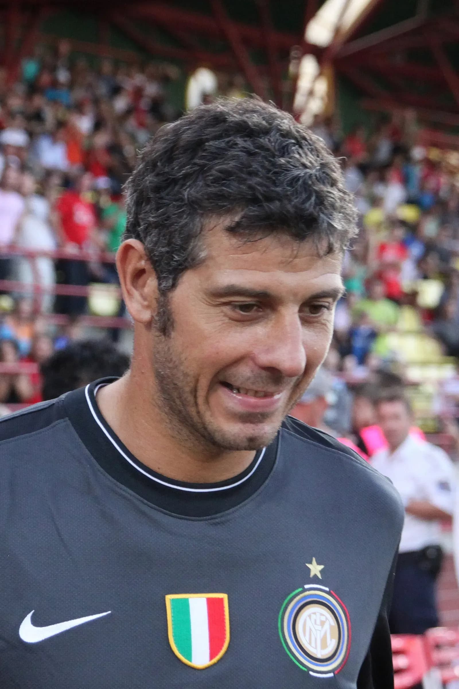 Francesco Toldo in primo piano con la maglia dell'Inter