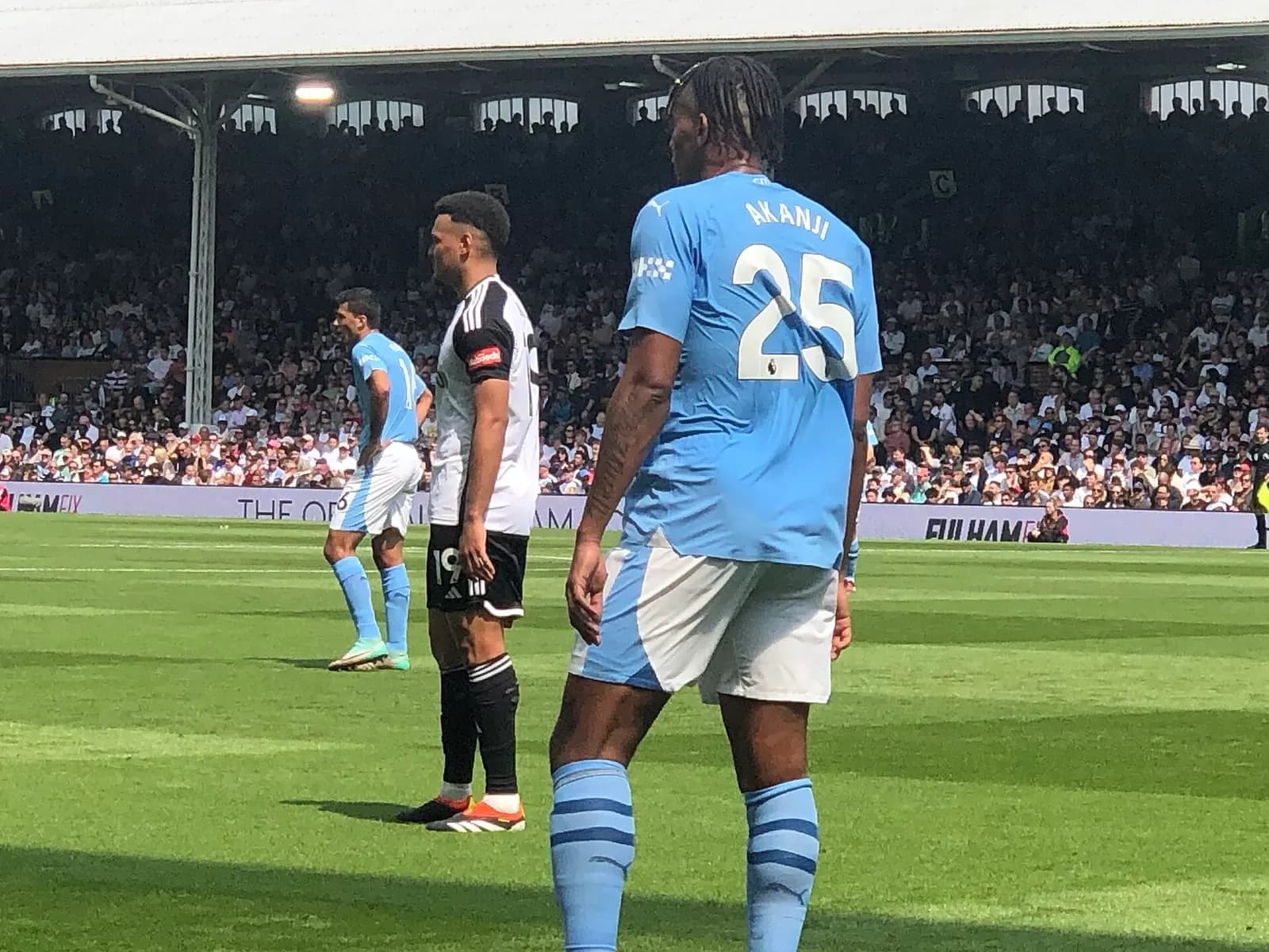 Manuel Akanji di spalle in campo con la maglia del Manchester City