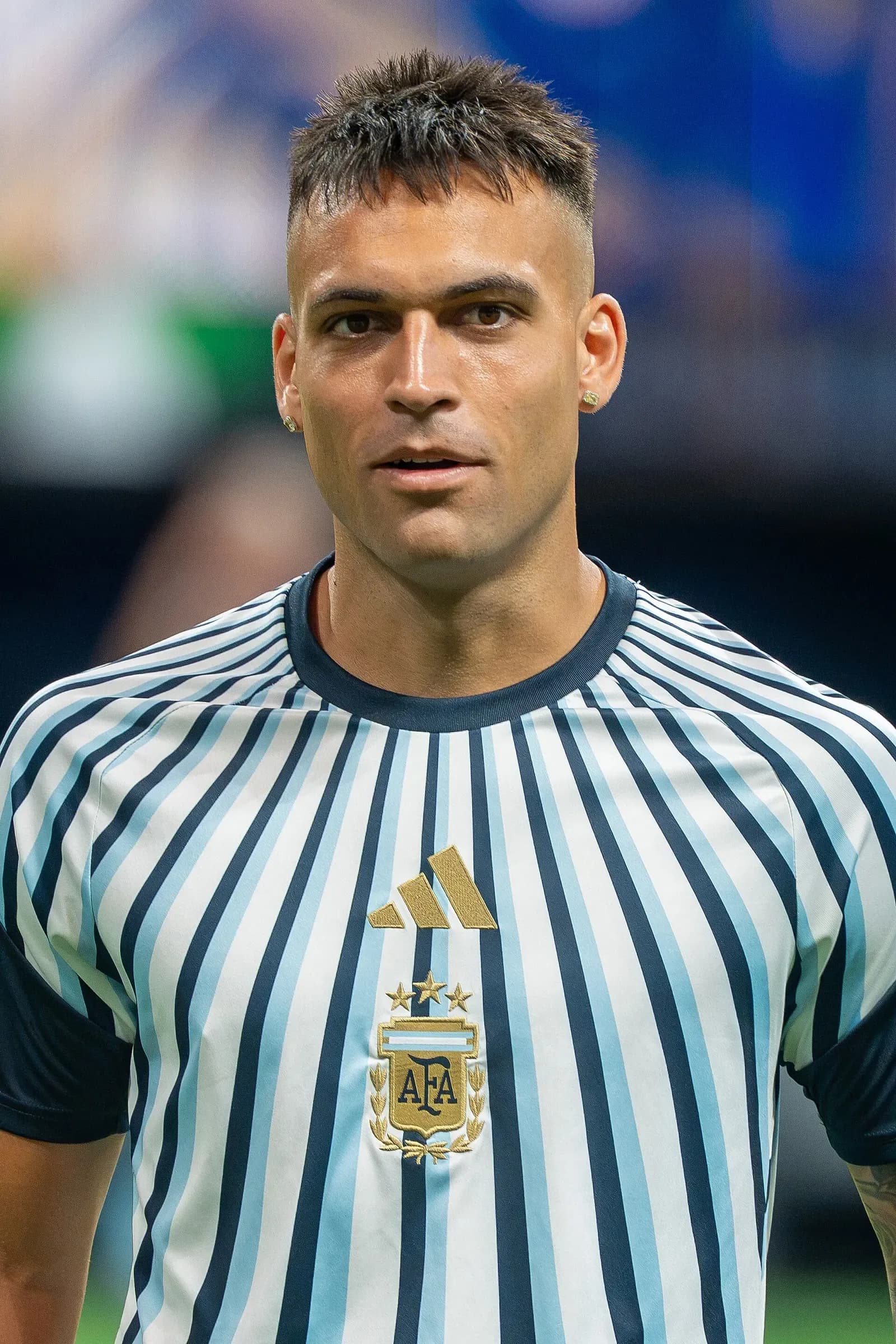 Lautaro Martínez guarda dritto verso l'obiettivo durante Argentina-Egitto ai Mondiali 2026