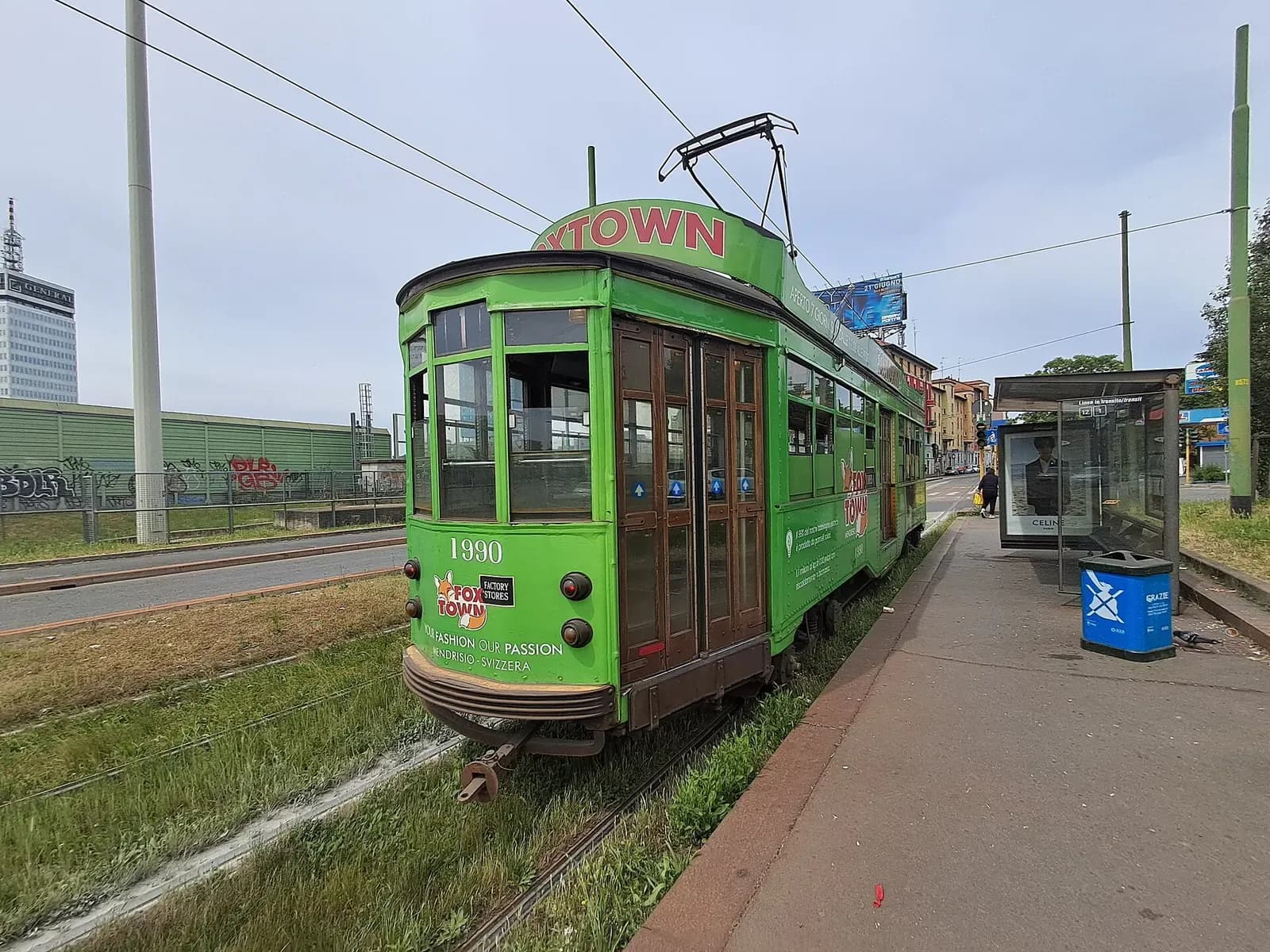 Un tram storico dell'ATM in sosta a una fermata di Milano
