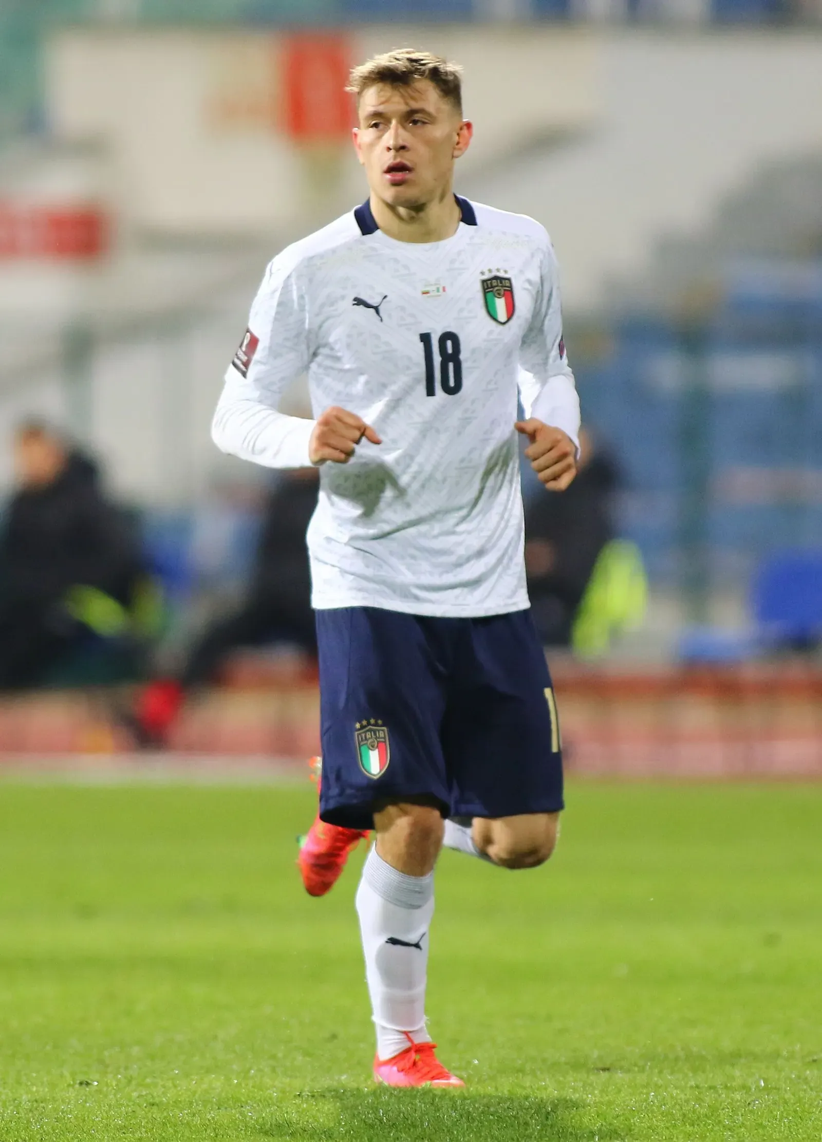 Nicolò Barella in corsa con la maglia della nazionale italiana
