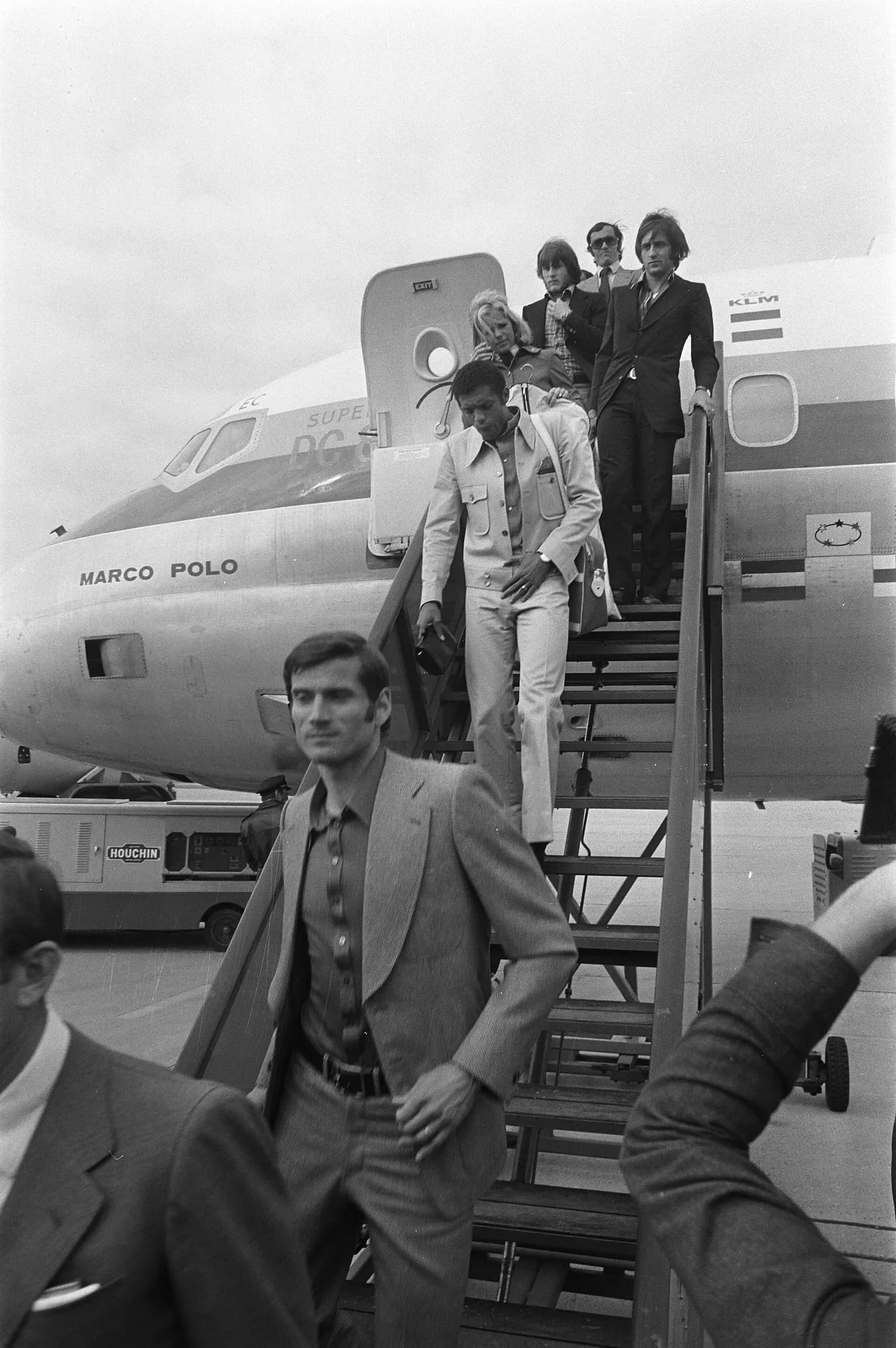 Giacinto Facchetti scende dalla scaletta dell'aereo a Rotterdam prima della finale di Coppa dei Campioni del 1972