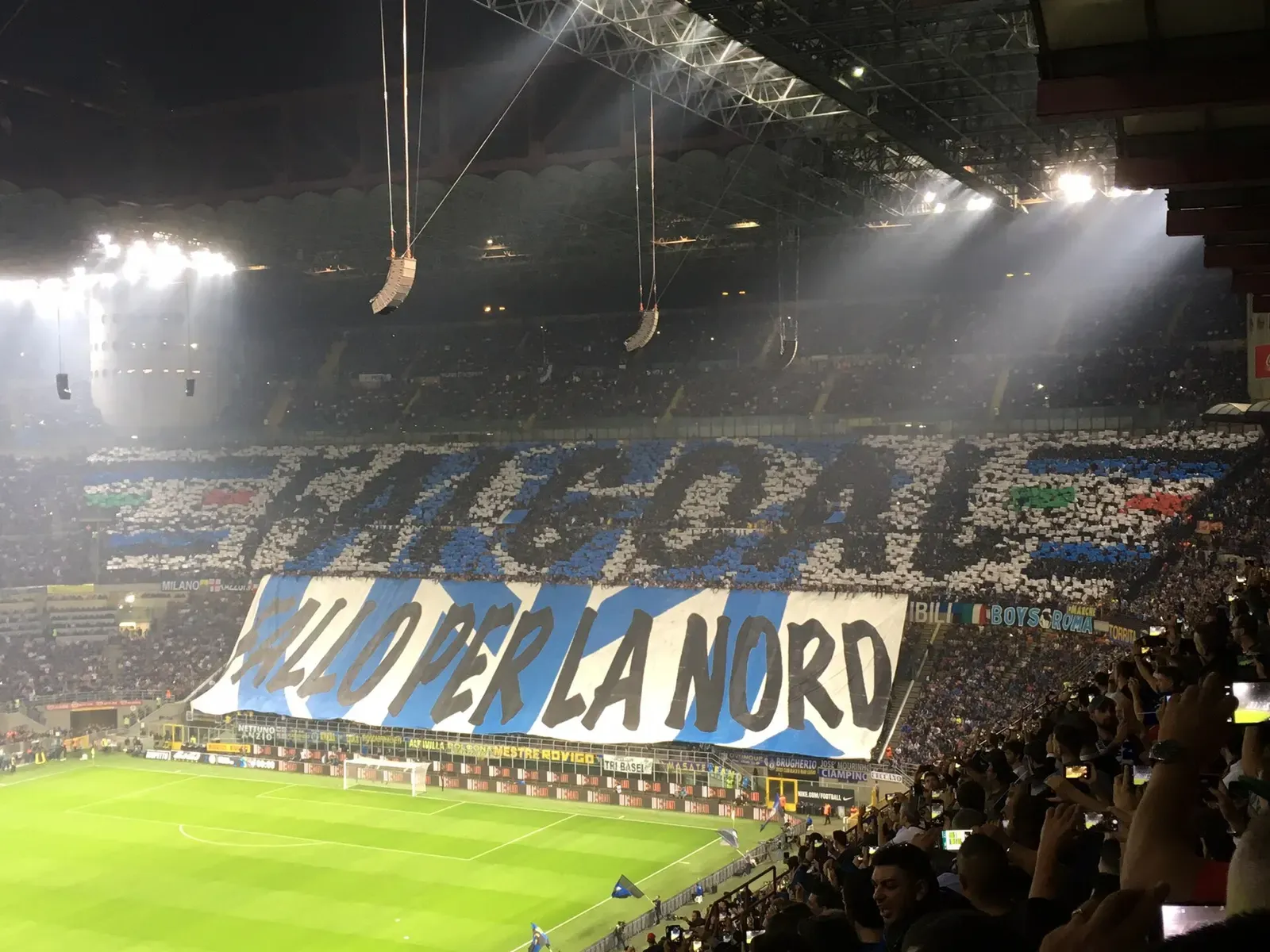 Coreografia dei tifosi dell'Inter a San Siro durante il derby di Milano