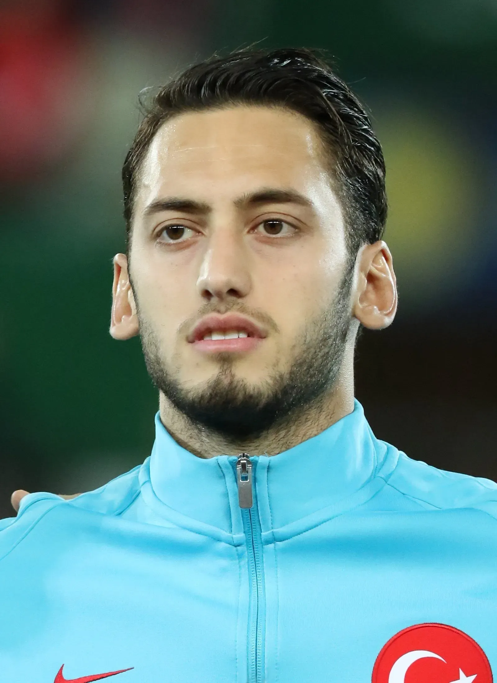 Hakan Çalhanoğlu in primo piano con la maglia della nazionale turca