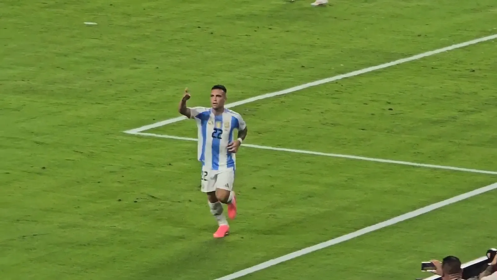 Lautaro Martínez esulta dopo un gol con la maglia dell'Argentina