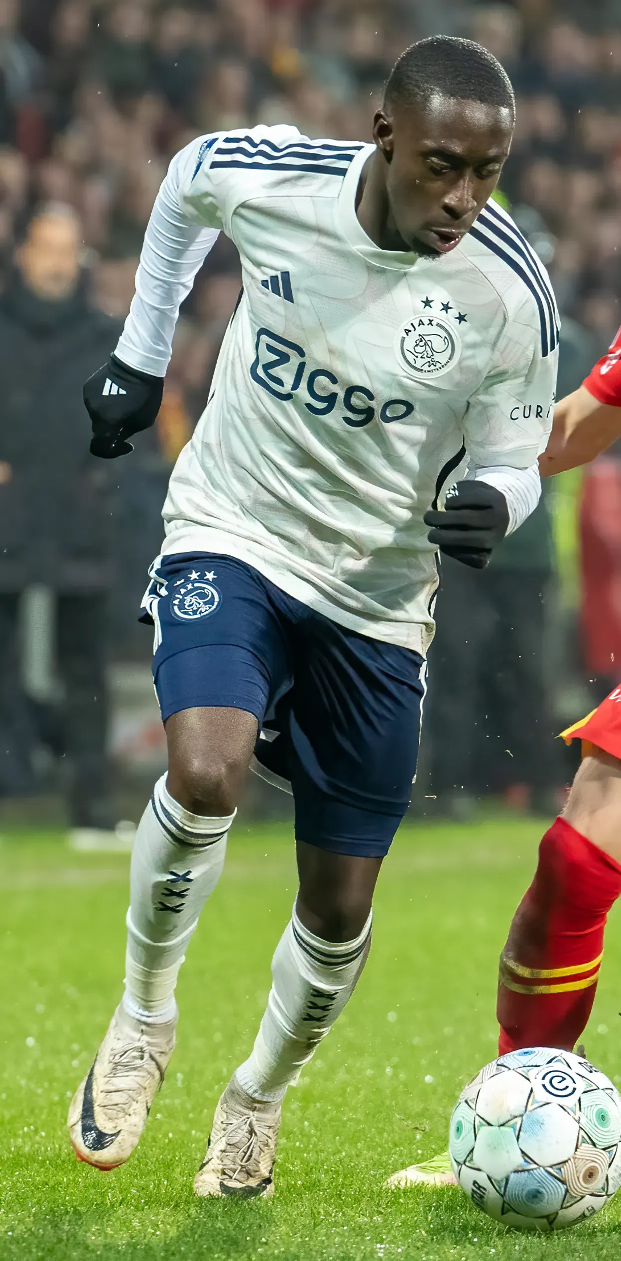 Carlos Forbs in azione con la maglia dell’Ajax