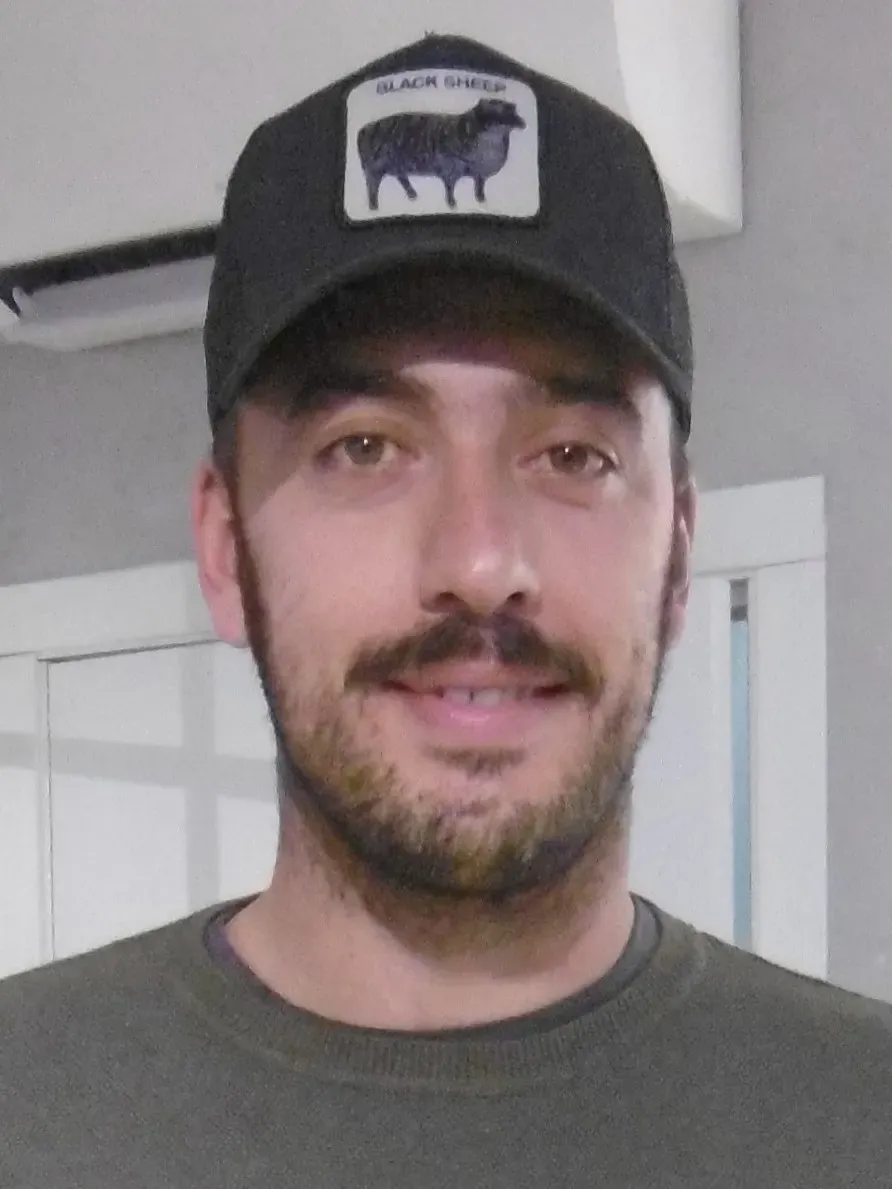 Emiliano Viviano in abiti civili con un cappellino nero