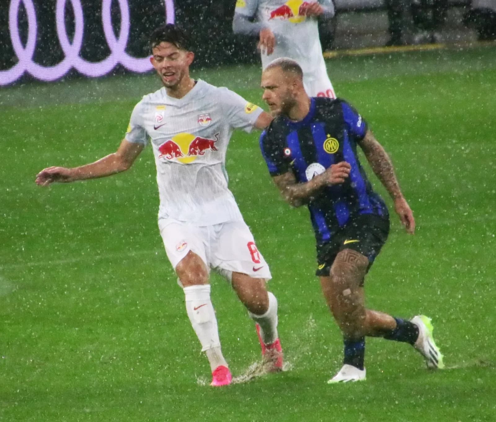 Federico Dimarco in azione con la maglia dell'Inter durante la partita contro il Salisburgo