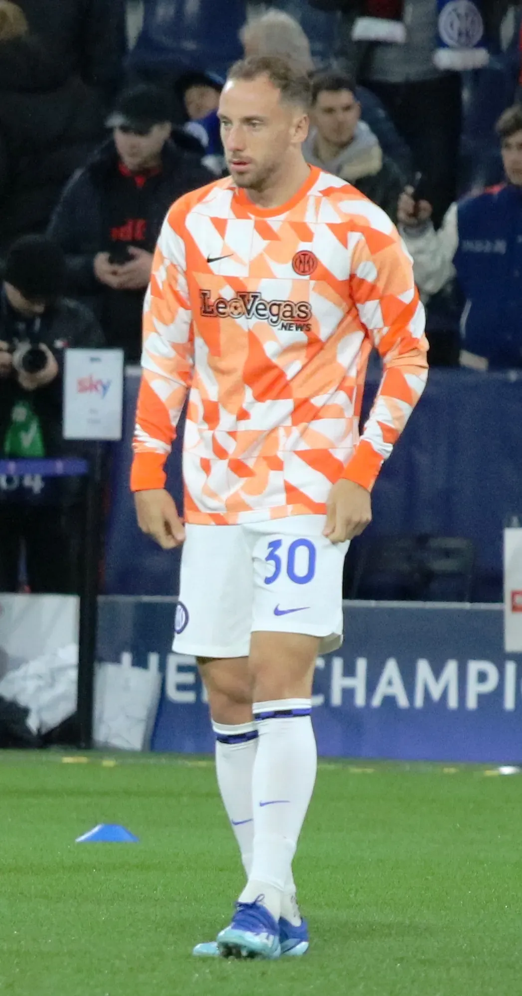 Carlos Augusto durante il riscaldamento con l’Inter