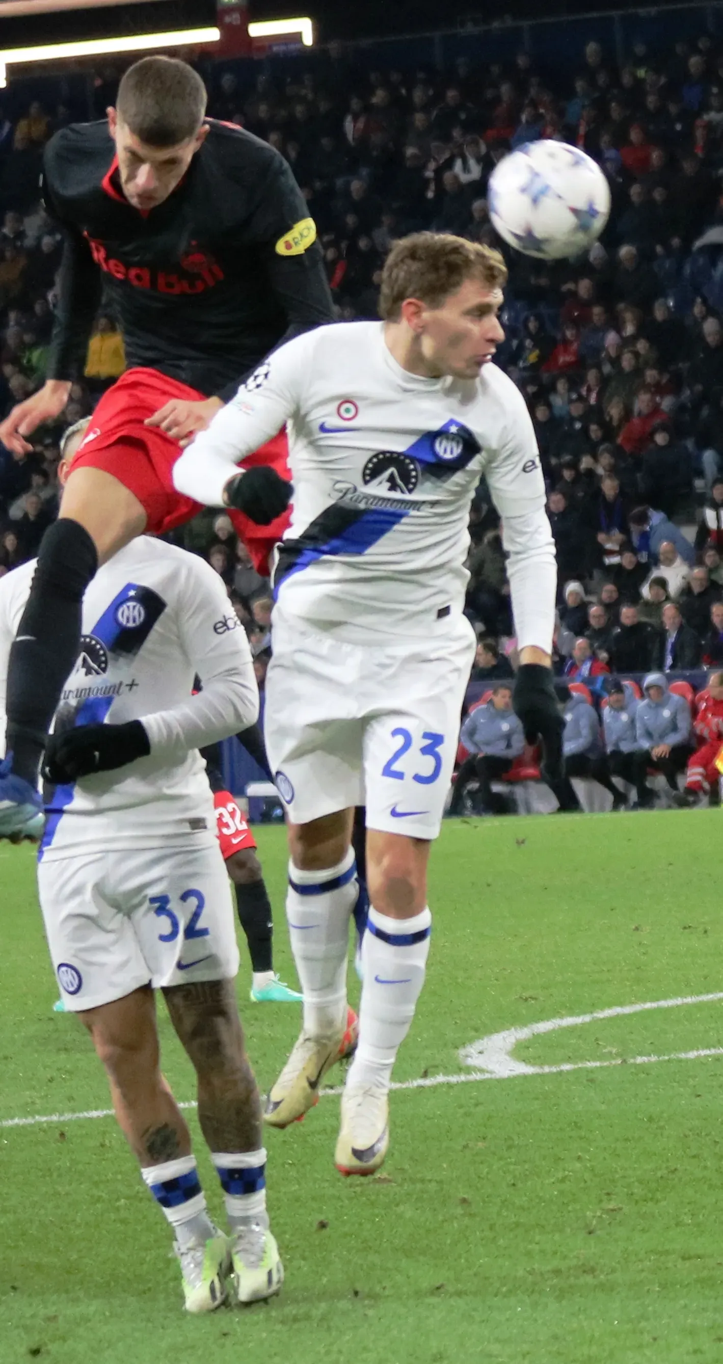 Nicolò Barella salta per colpire di testa durante la partita di Champions League tra Salisburgo e Inter