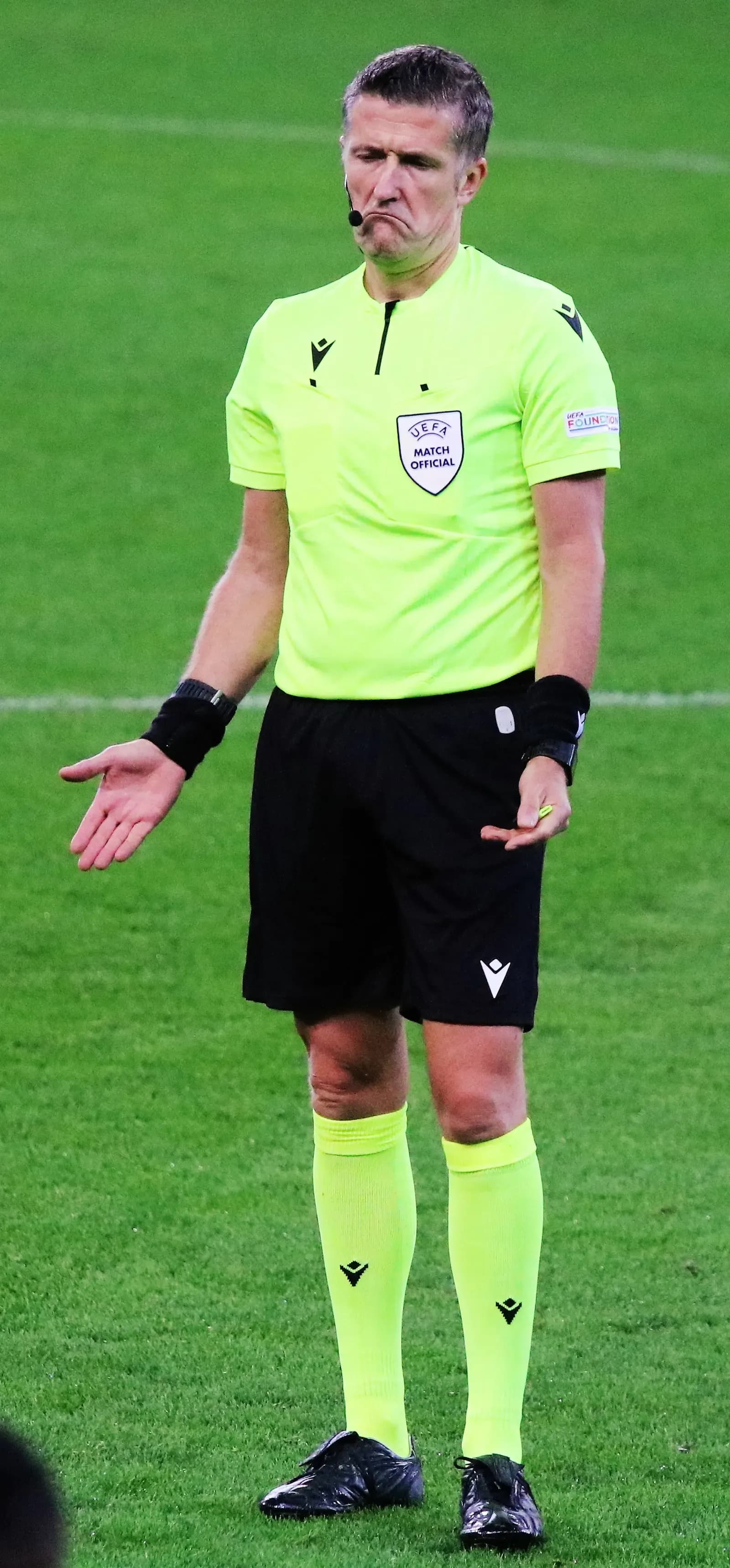 L'arbitro Daniele Orsato allarga le braccia perplesso in campo
