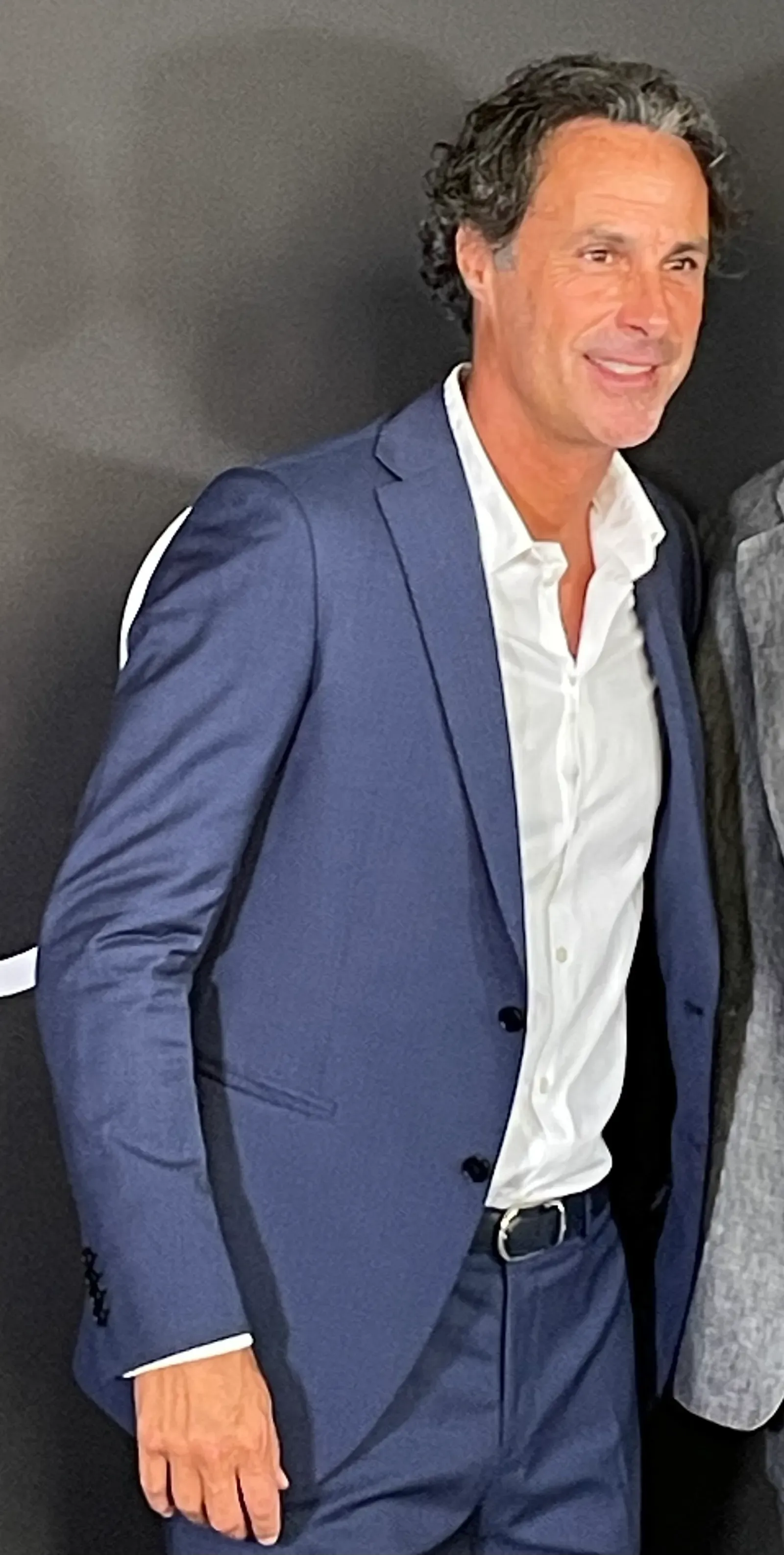 Fabio Galante in abito elegante sorride in posa