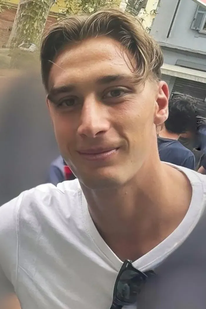 Francesco Pio Esposito sorride in primo piano