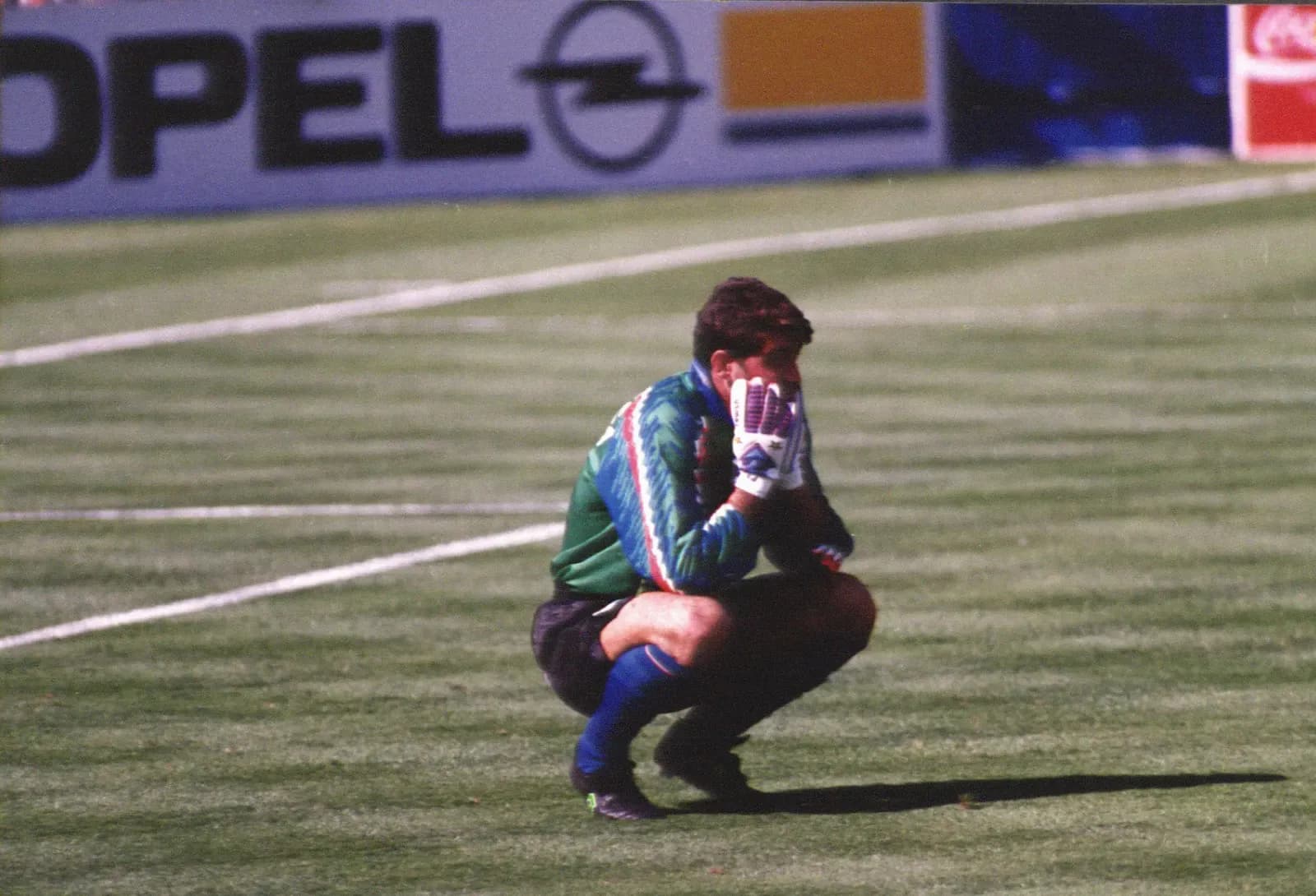 Gianluca Pagliuca accovacciato in campo durante i Mondiali del 1994