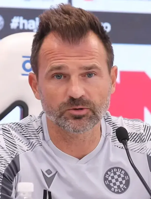 Ivan Leko in conferenza stampa con la maglia dell’Hajduk Spalato
