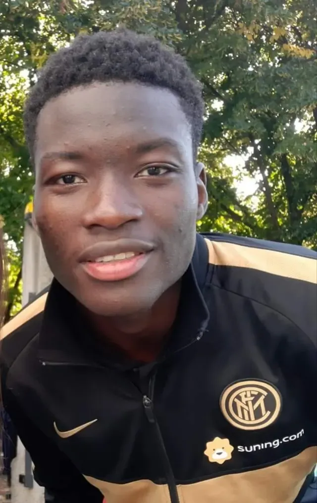 Primo piano di Lucien Agoumé con la felpa dell'Inter