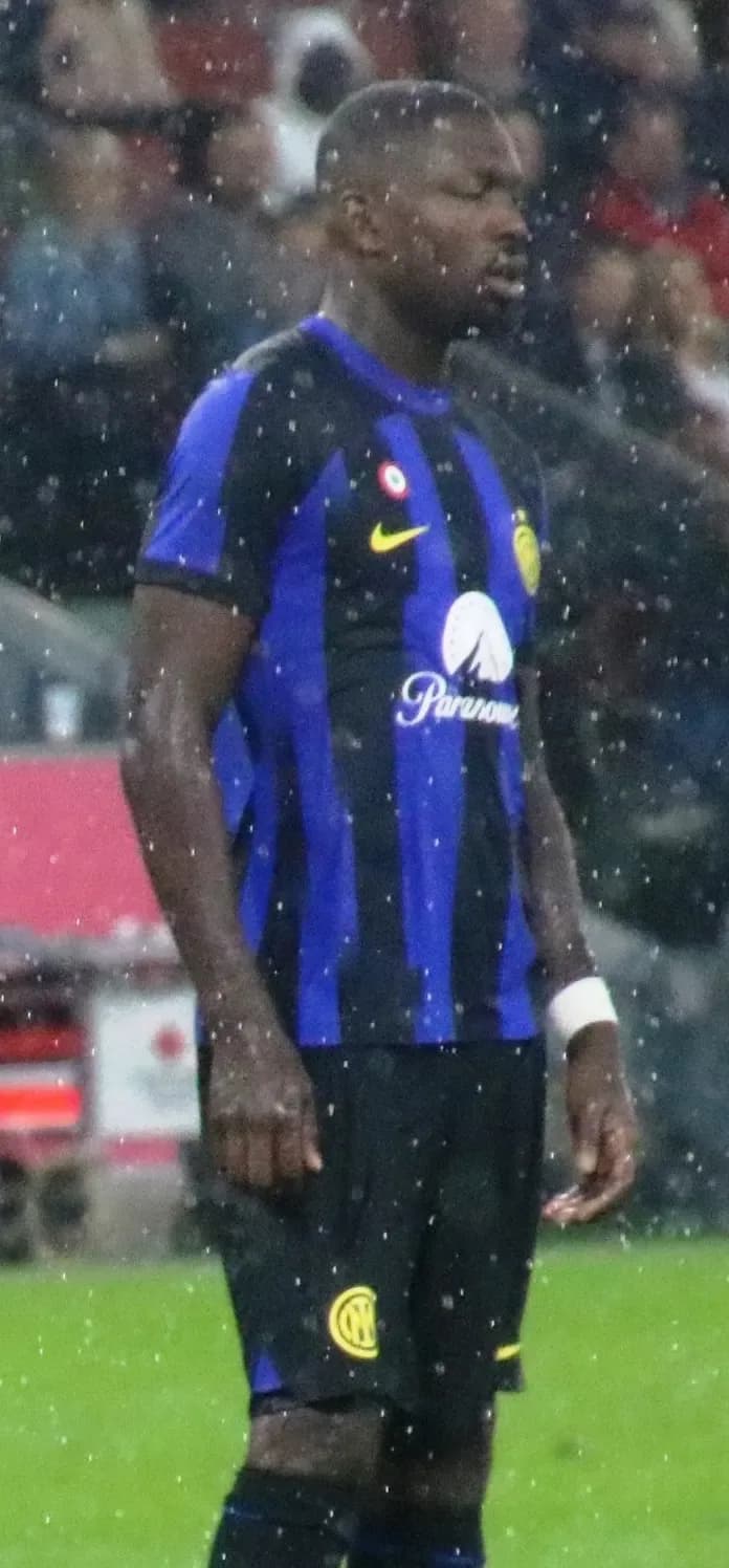 Marcus Thuram con la maglia dell'Inter sotto la pioggia