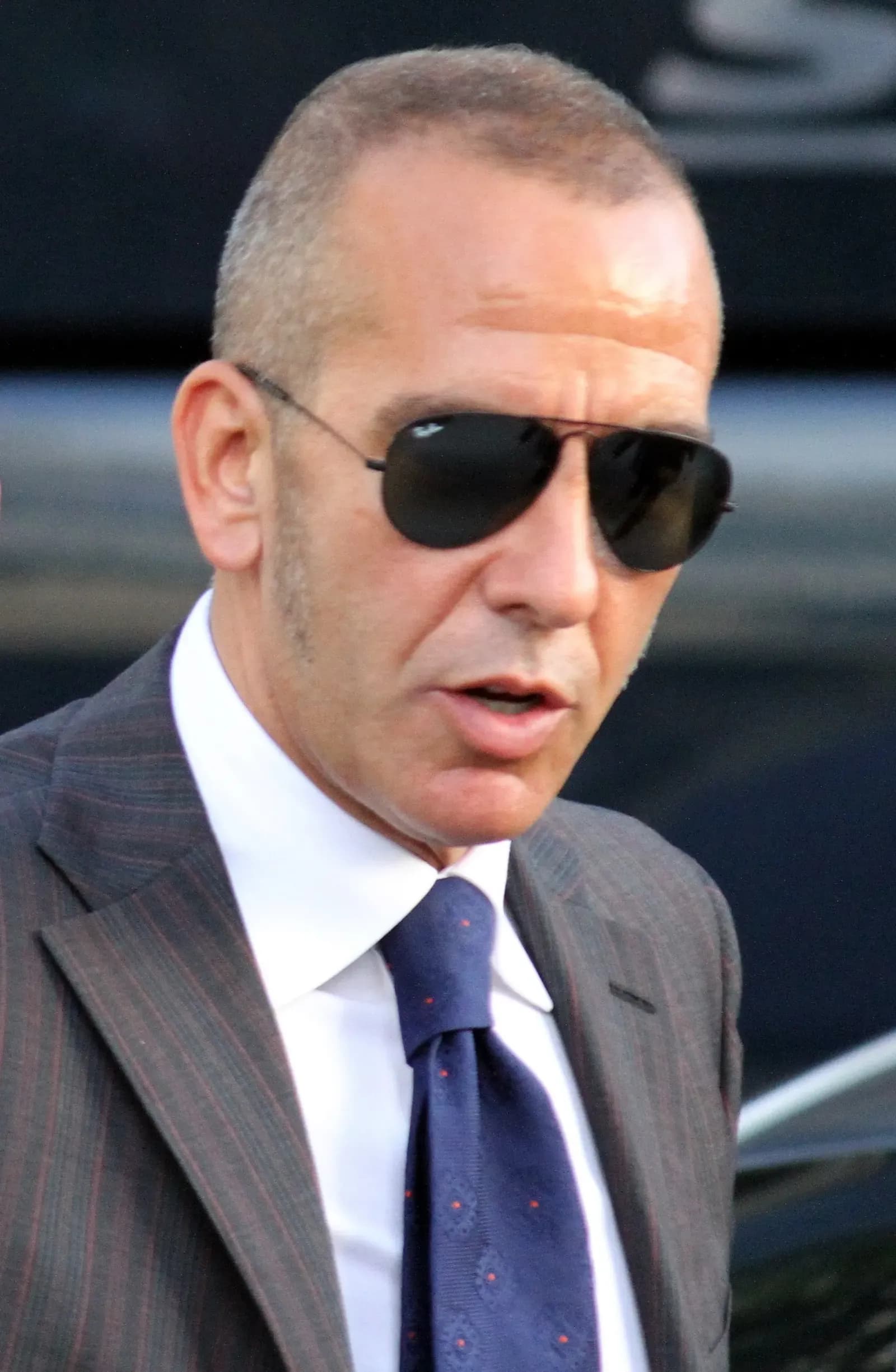 Paolo Di Canio in giacca e cravatta con occhiali da sole