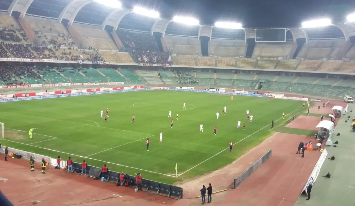 Una fase di gioco della partita Bari-Potenza allo stadio San Nicola
