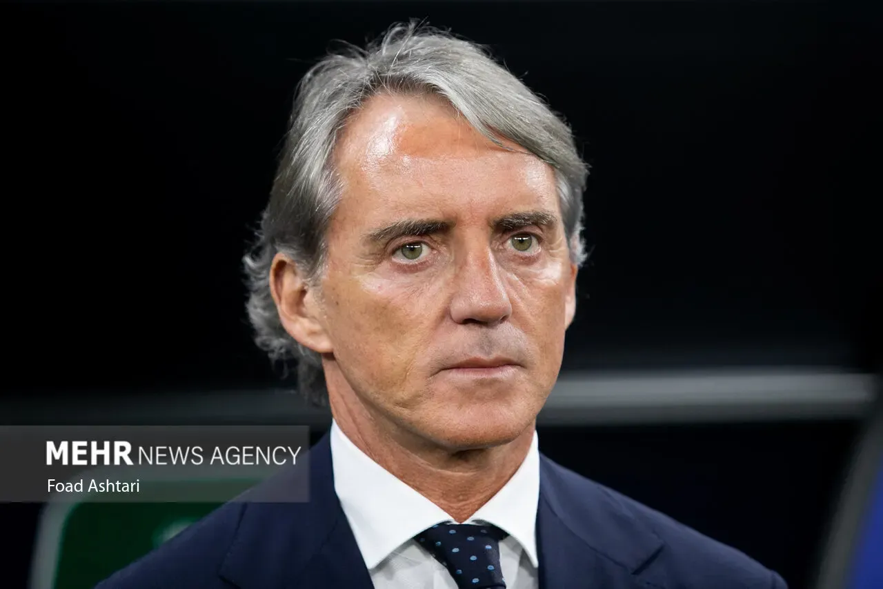 Primo piano di Roberto Mancini in giacca e cravatta