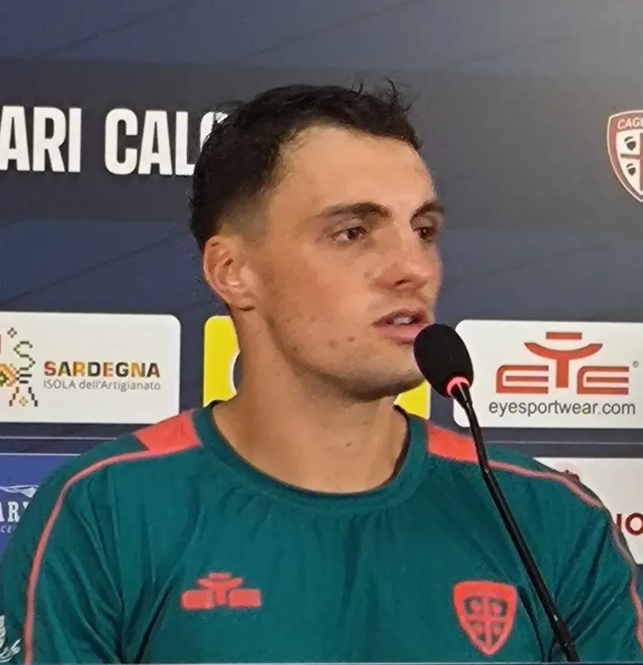 Nadir Zortea con la maglia del Cagliari in conferenza stampa