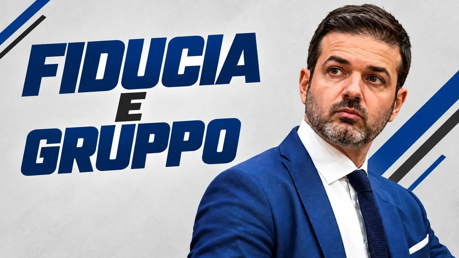 Copertina generata con IA: Andrea Stramaccioni in abito blu durante una conferenza stampa
