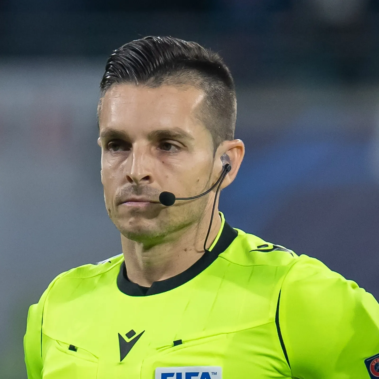 L'arbitro spagnolo Carlos del Cerro Grande in divisa con auricolare da campo