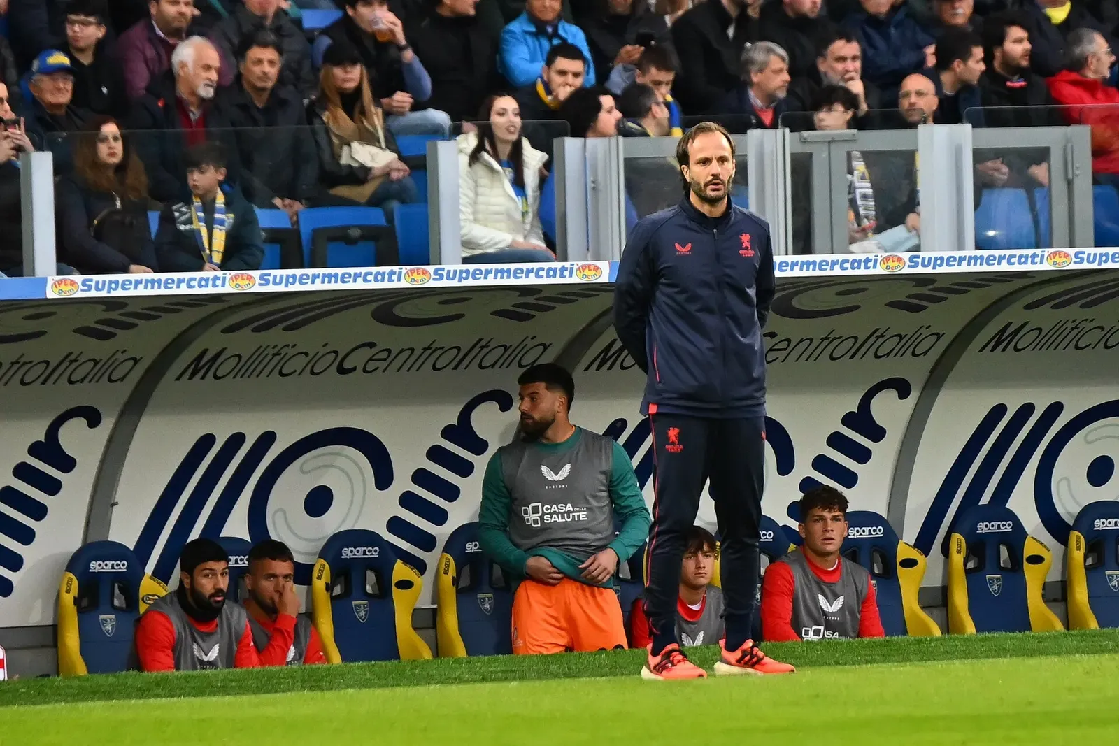 Alberto Gilardino in piedi davanti alla panchina durante una partita