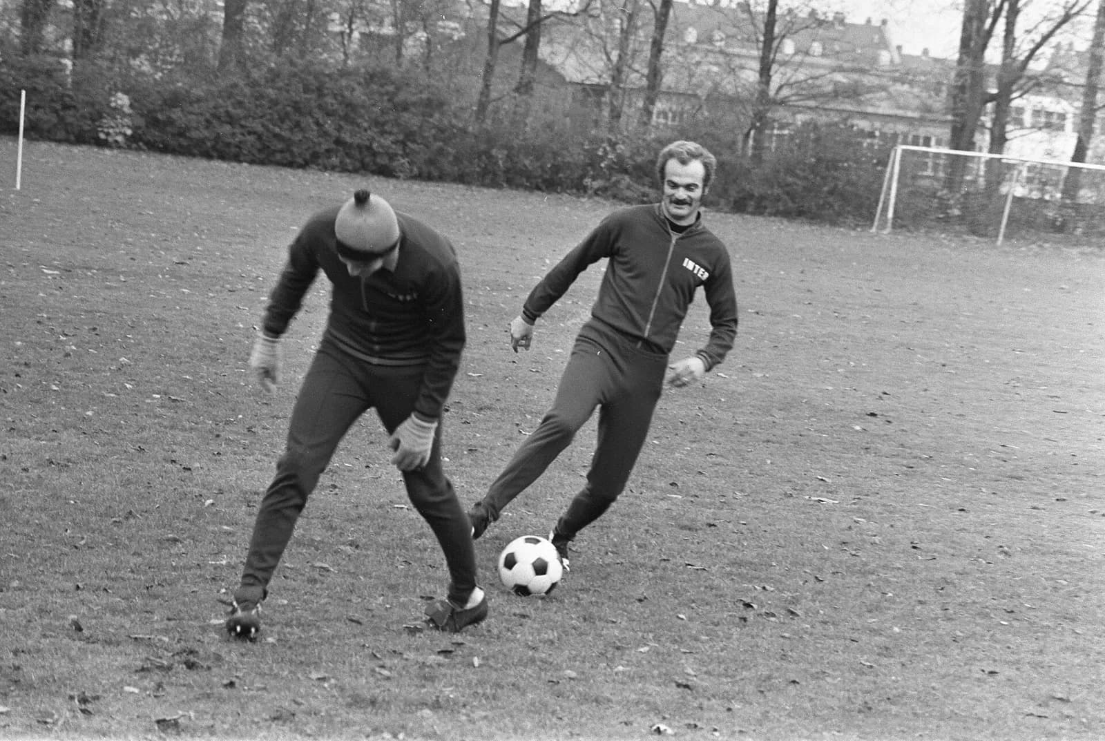 Sandro Mazzola con la tuta dell'Inter con il pallone durante un allenamento