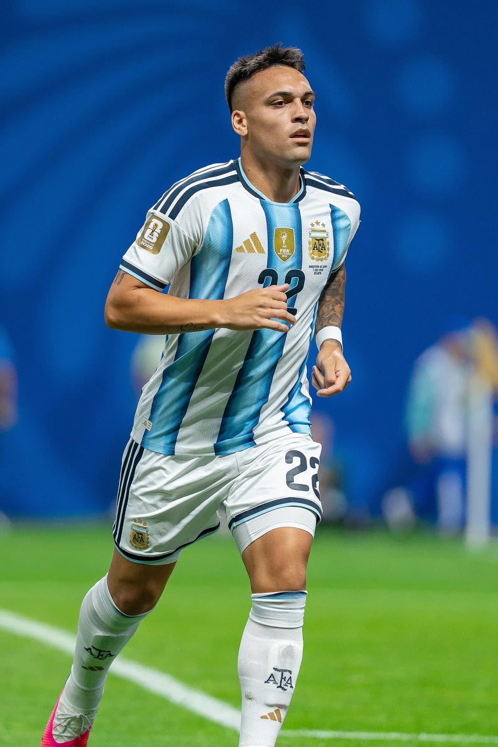 Lautaro Martínez in azione di corsa con la maglia dell'Argentina
