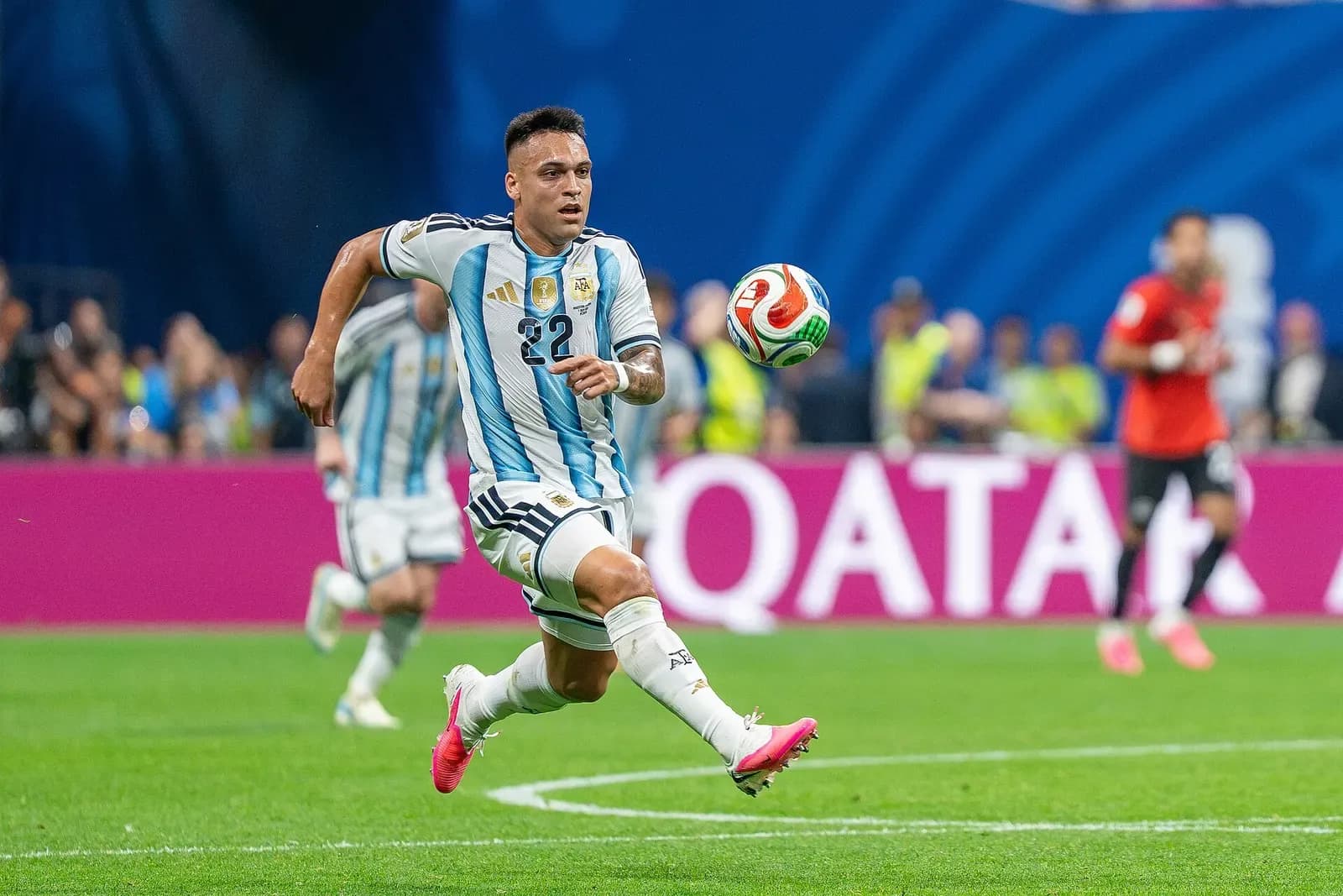 Lautaro Martínez corre con la maglia dell'Argentina ai Mondiali 2026