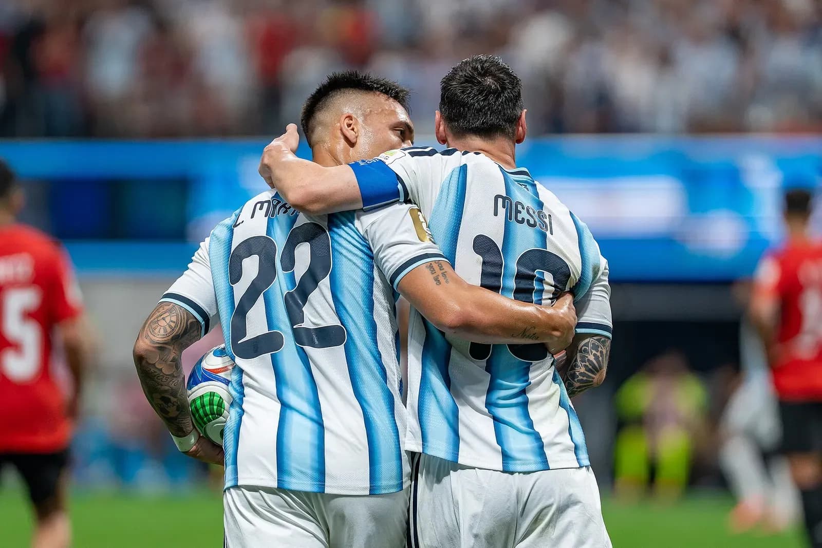 Lautaro Martínez e Lionel Messi si abbracciano con la maglia dell'Argentina