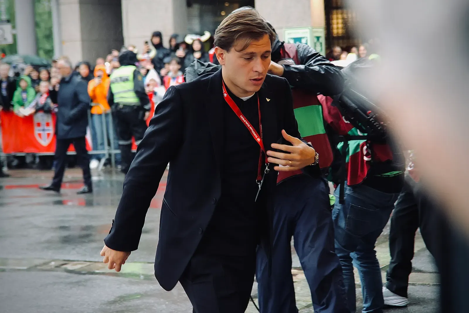 Nicolò Barella cammina verso il campo con la giacca di rappresentanza dell'Italia prima della partita contro la Norvegia