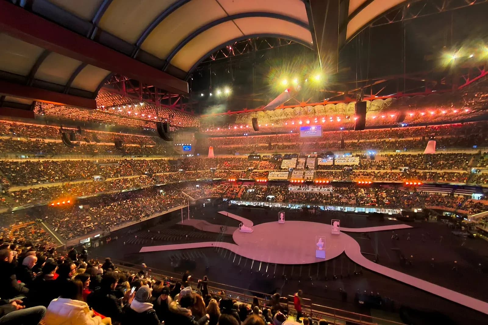 Interno dello stadio San Siro durante la cerimonia di apertura di Milano-Cortina 2026
