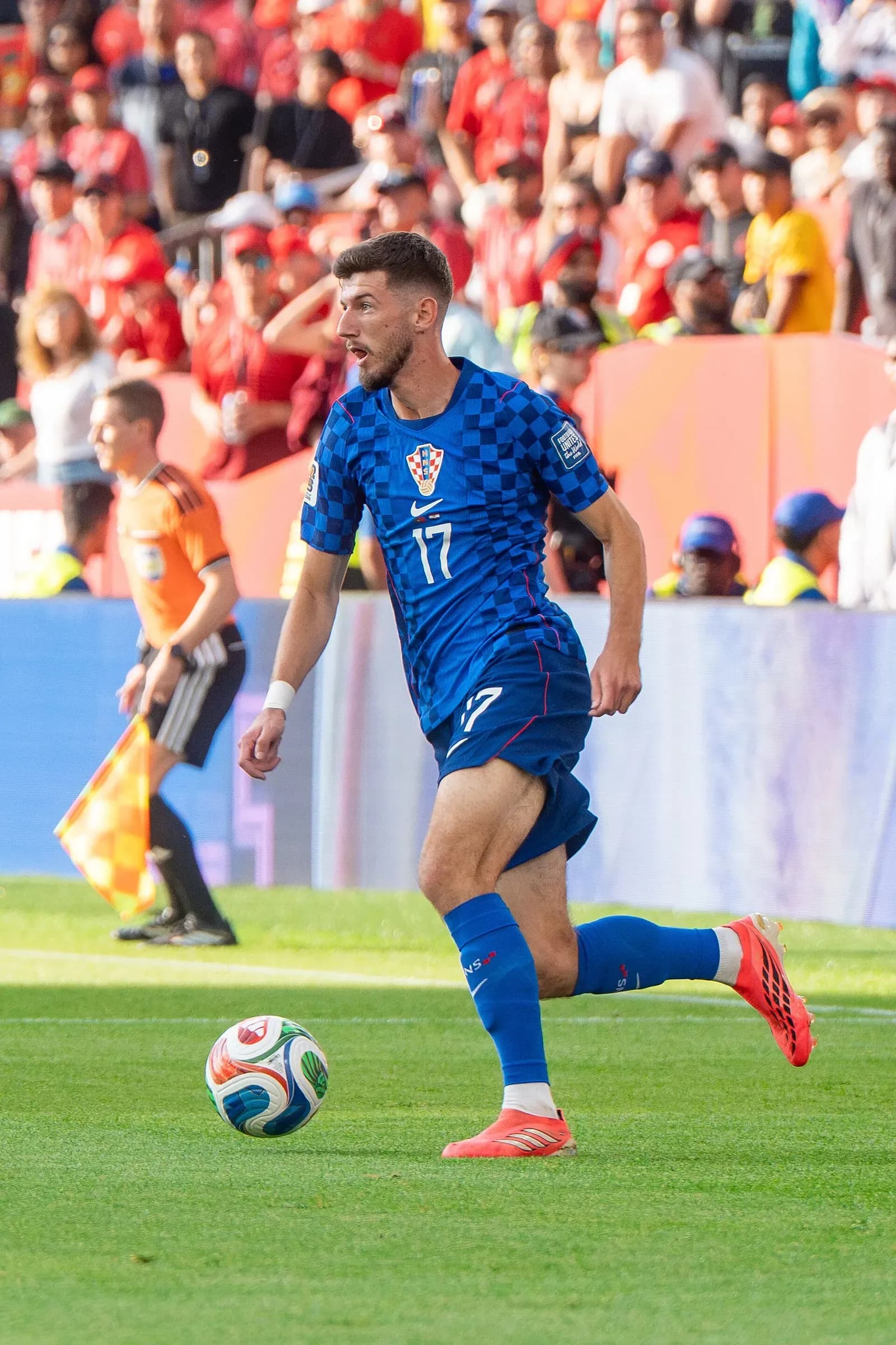 Petar Sučić in campo con la maglia della Croazia