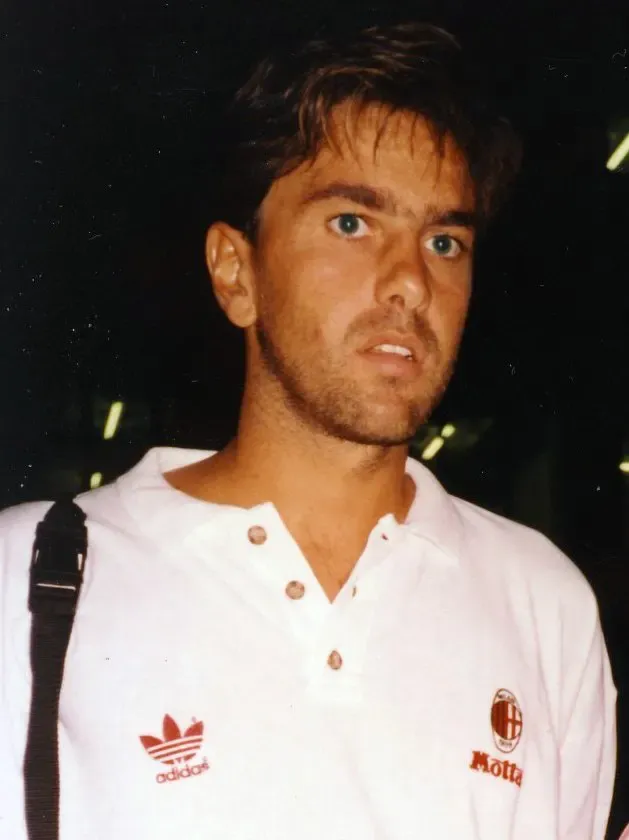 Alessandro Costacurta con una polo del Milan