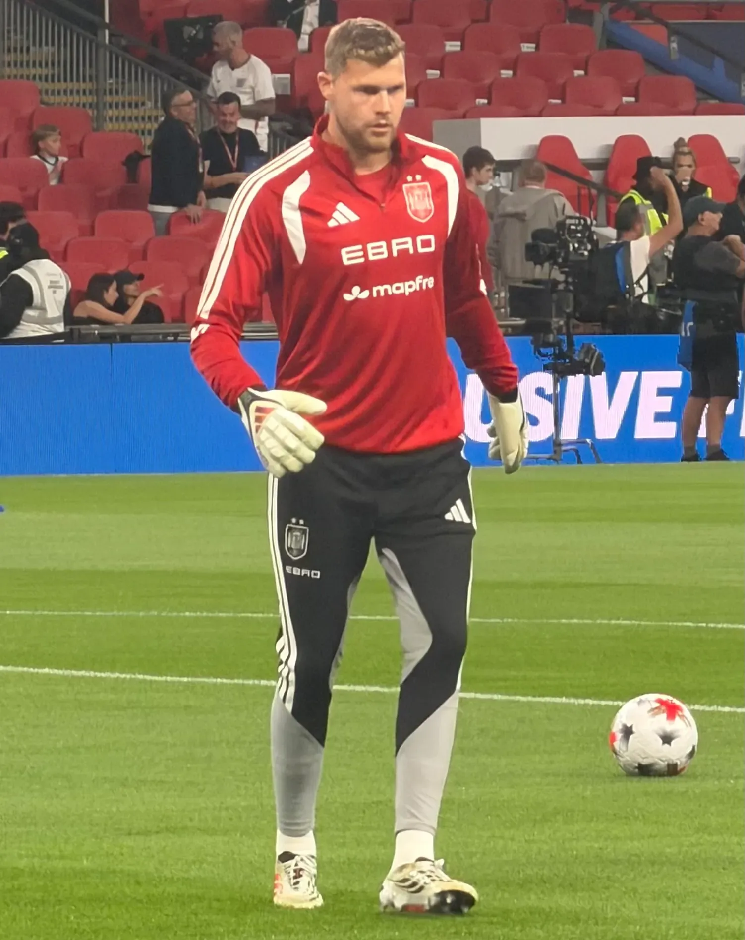 Josep Martínez in campo con la tuta da allenamento della nazionale spagnola a Wembley