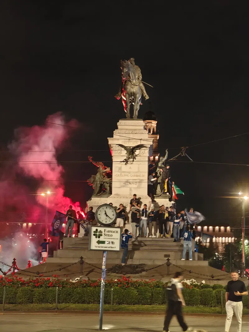 Tifosi dell'Inter festeggiano lo scudetto attorno al monumento a Giuseppe Garibaldi a Milano