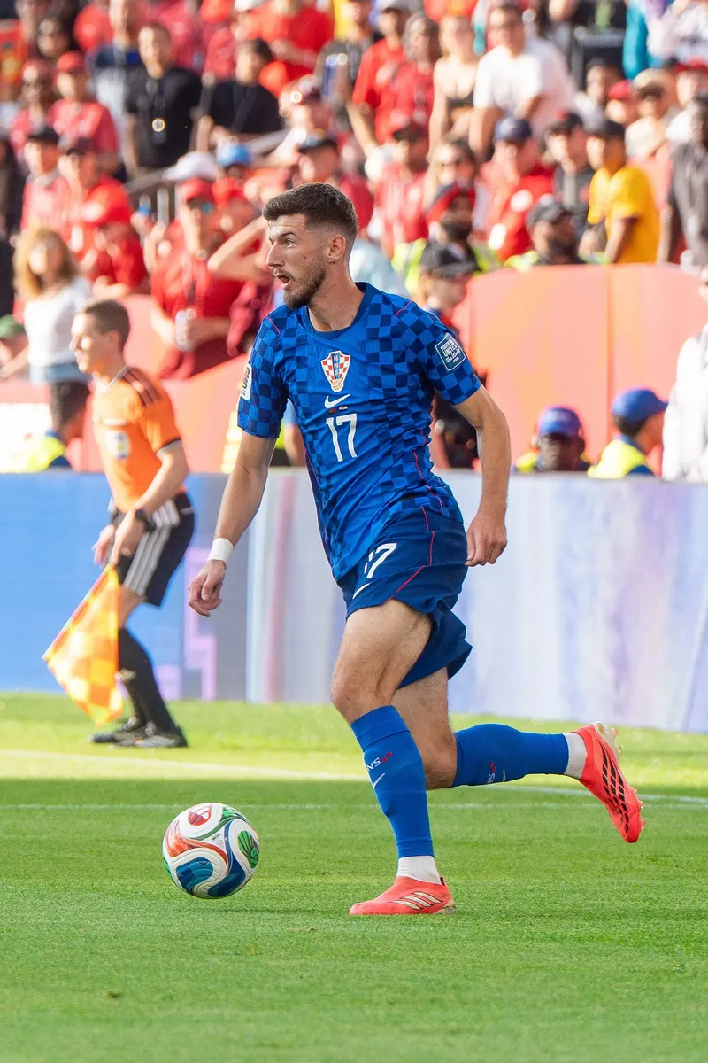 Petar Sučić in campo con la maglia della Croazia