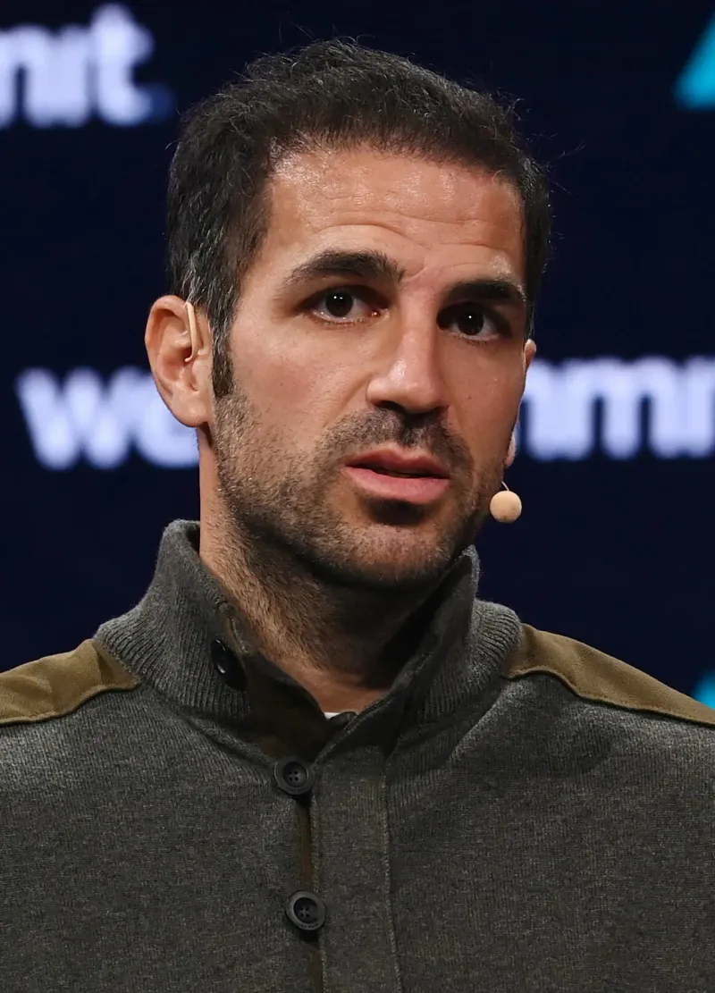 Cesc Fàbregas con un microfono durante un evento