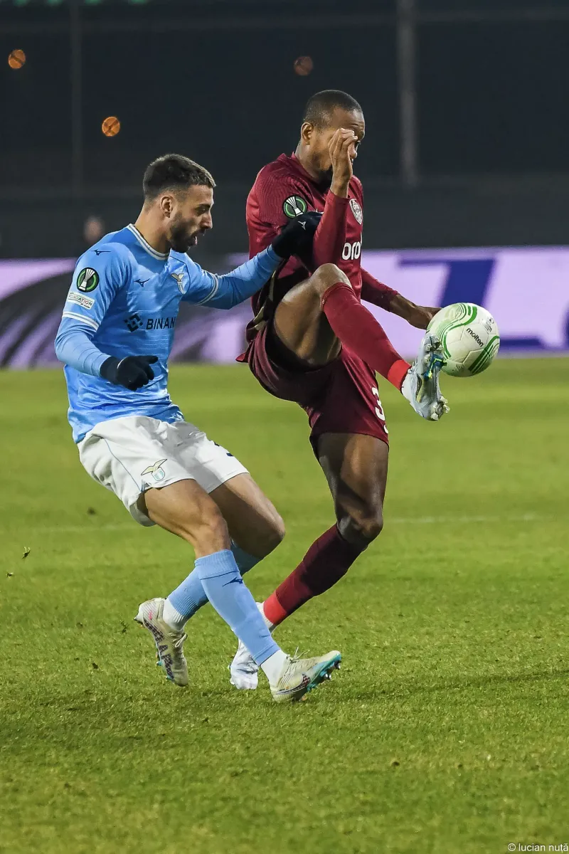 Mario Gila in azione durante la partita di Conference League tra CFR Cluj e Lazio