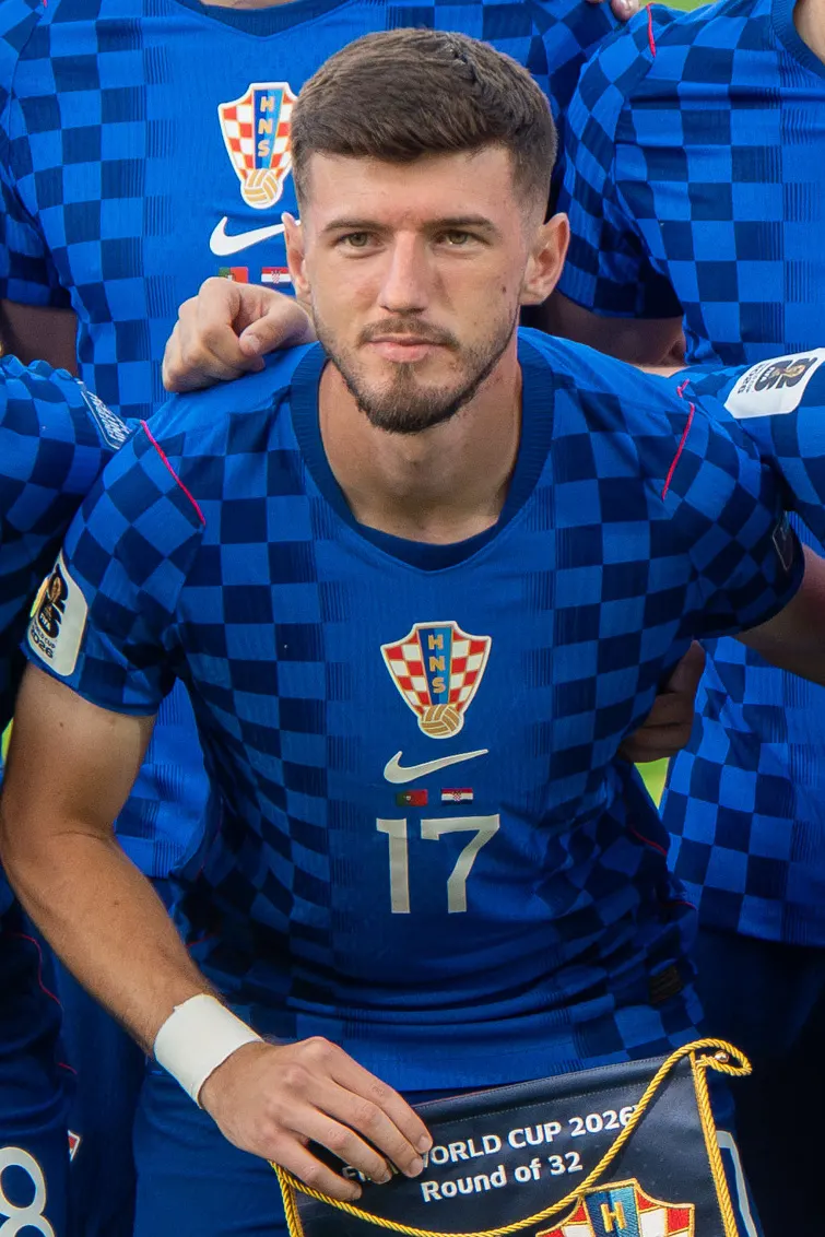Petar Sučić con la maglia della Croazia