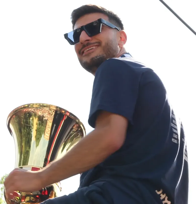 Riccardo Orsolini con la Coppa Italia durante i festeggiamenti del Bologna